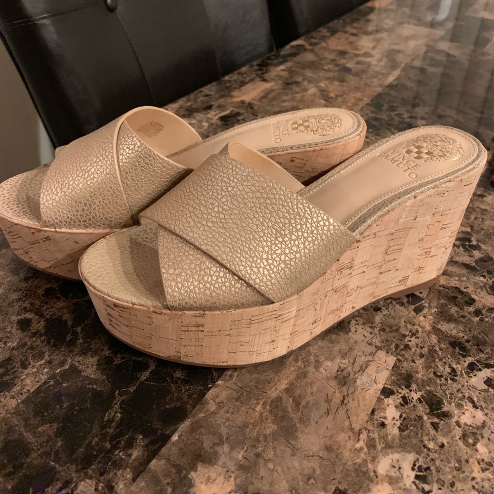 Vince Camuto Gold textured wedge heel 7.5 med